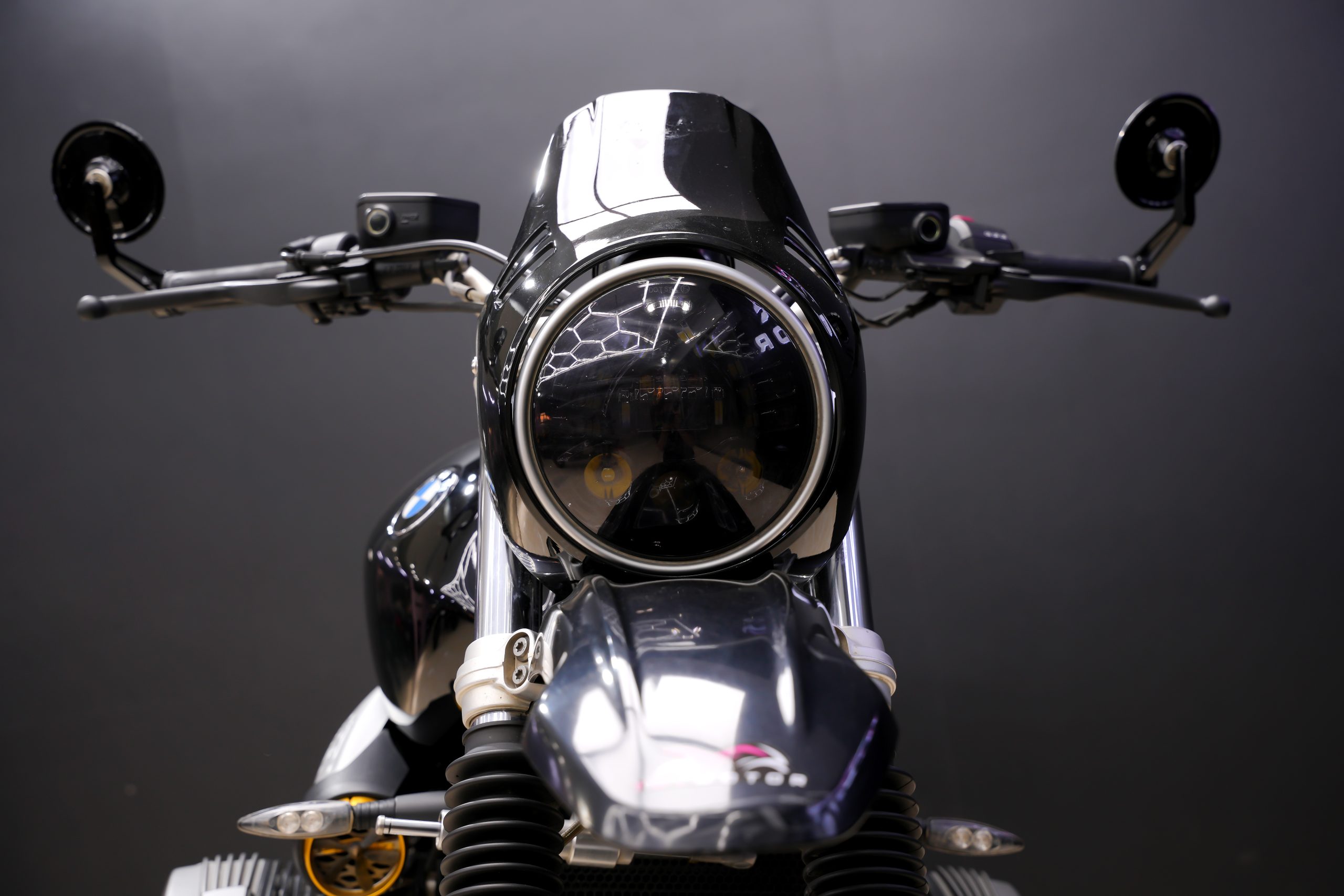 BMW R nineT Scrambler tại showroom