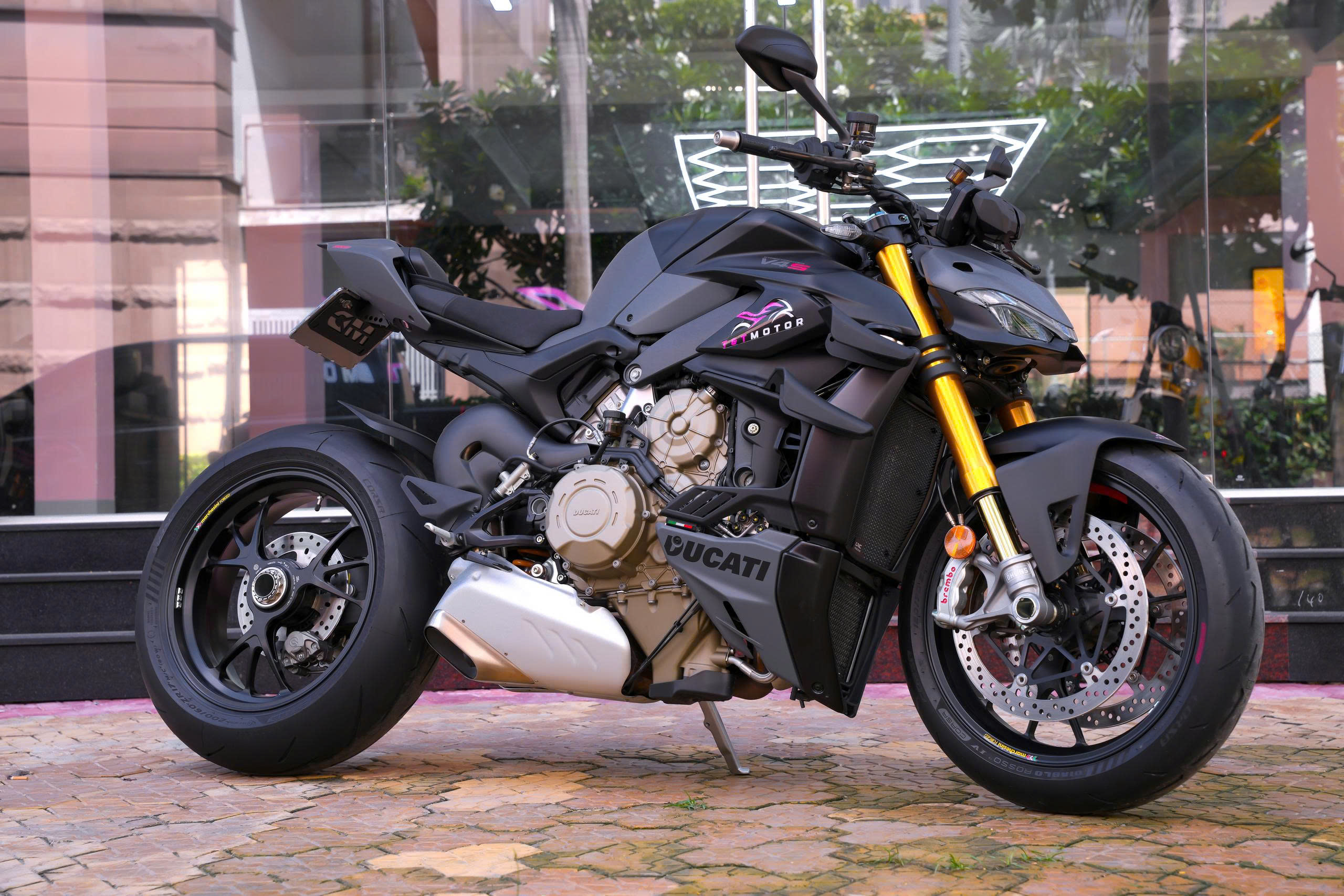 Ducati Streetfighter V4 S 2024 Grey Nero góc nghiêng