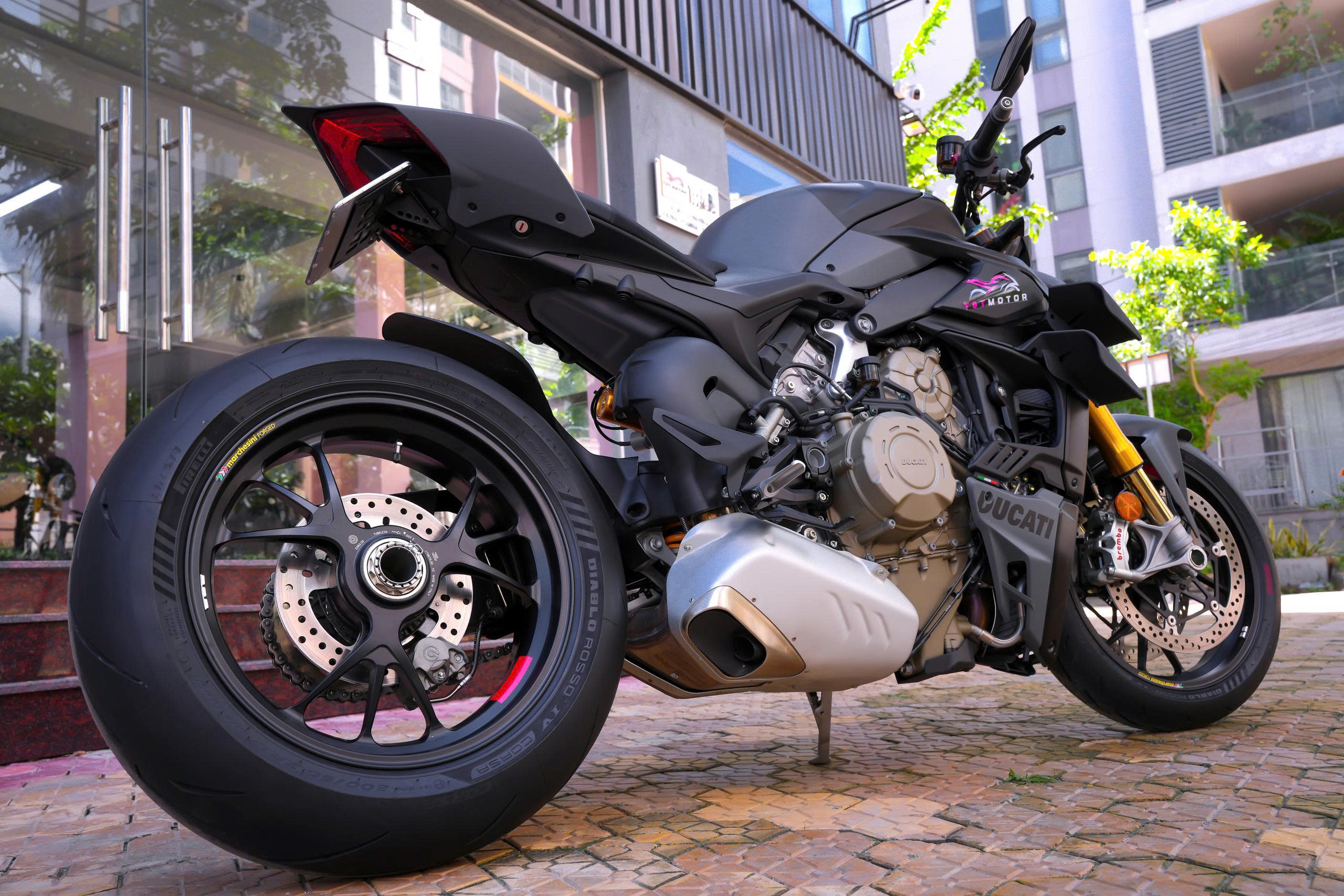 Ducati Streetfighter V4 S 2024 góc sau
