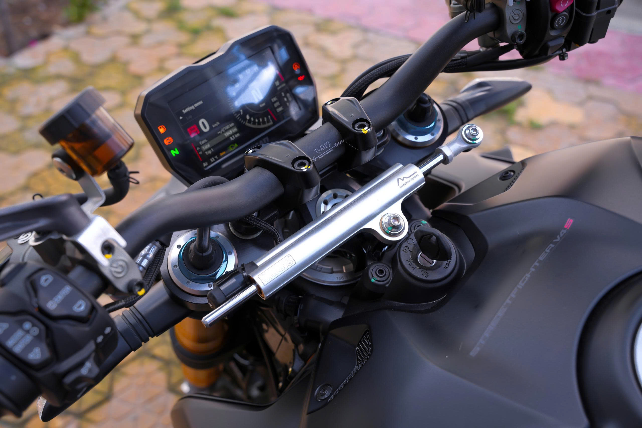 Tay lái Ducati Streetfighter V4 S 2024