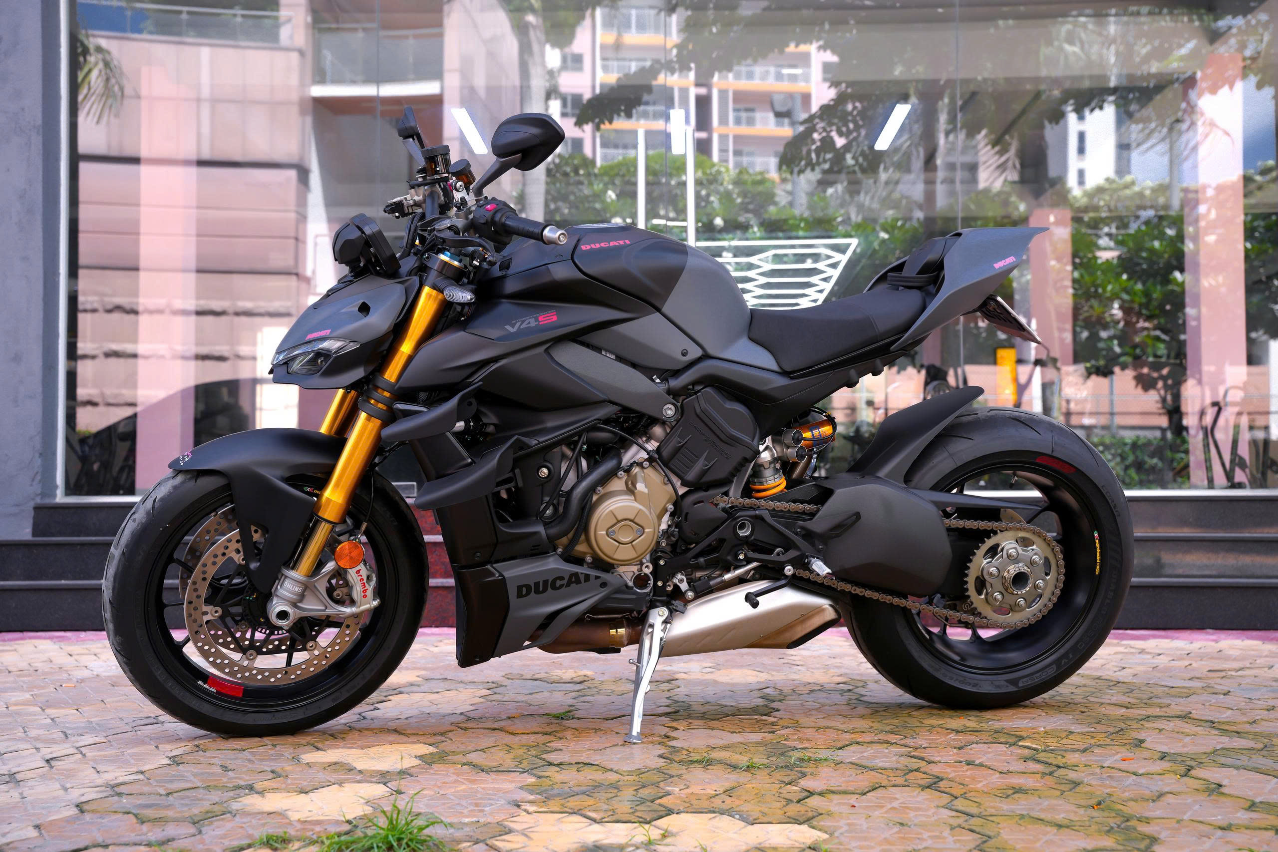 Ducati Streetfighter V4 S 2024 góc ngang thân xe