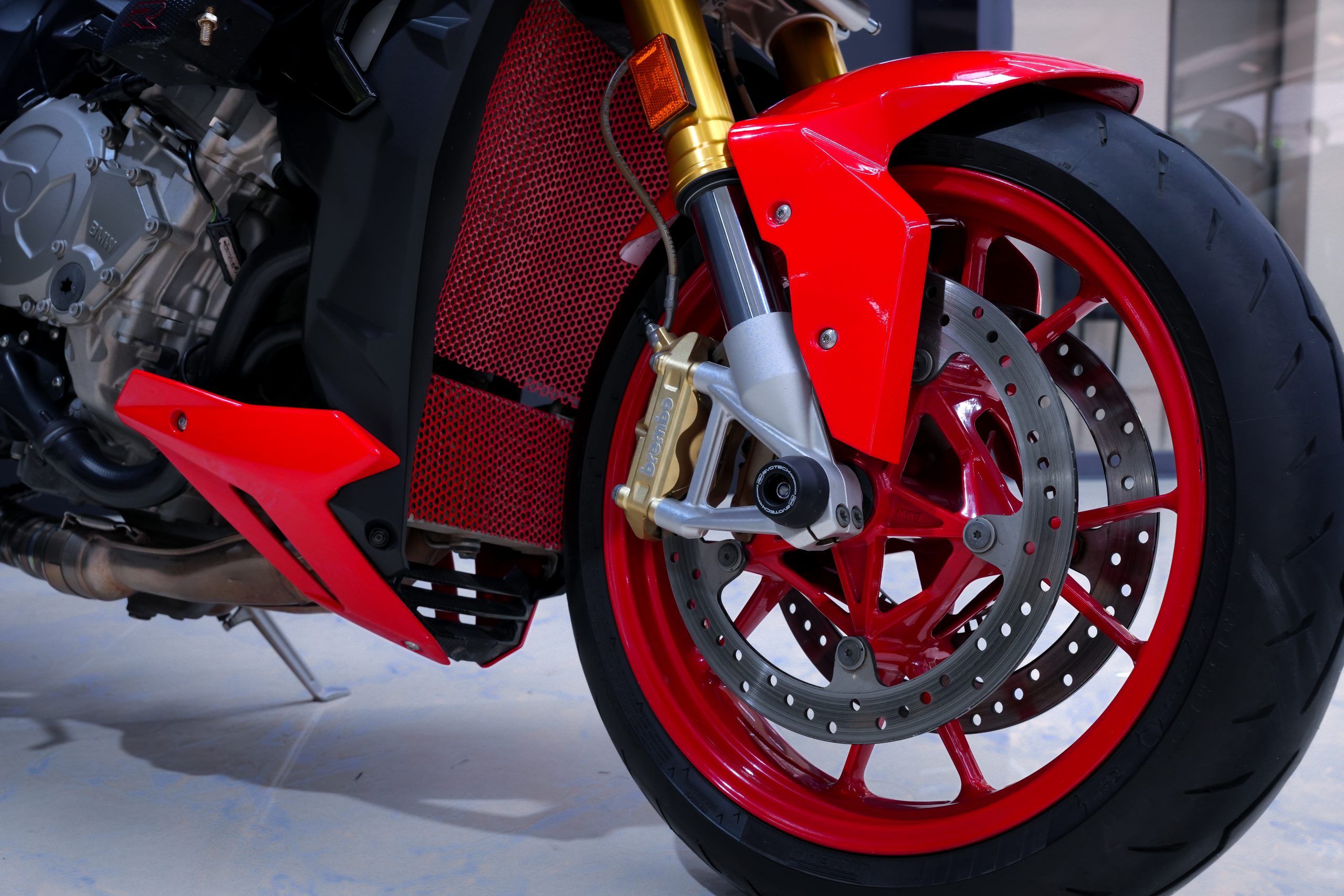 BMW S1000R bánh trước tại T&T Motor