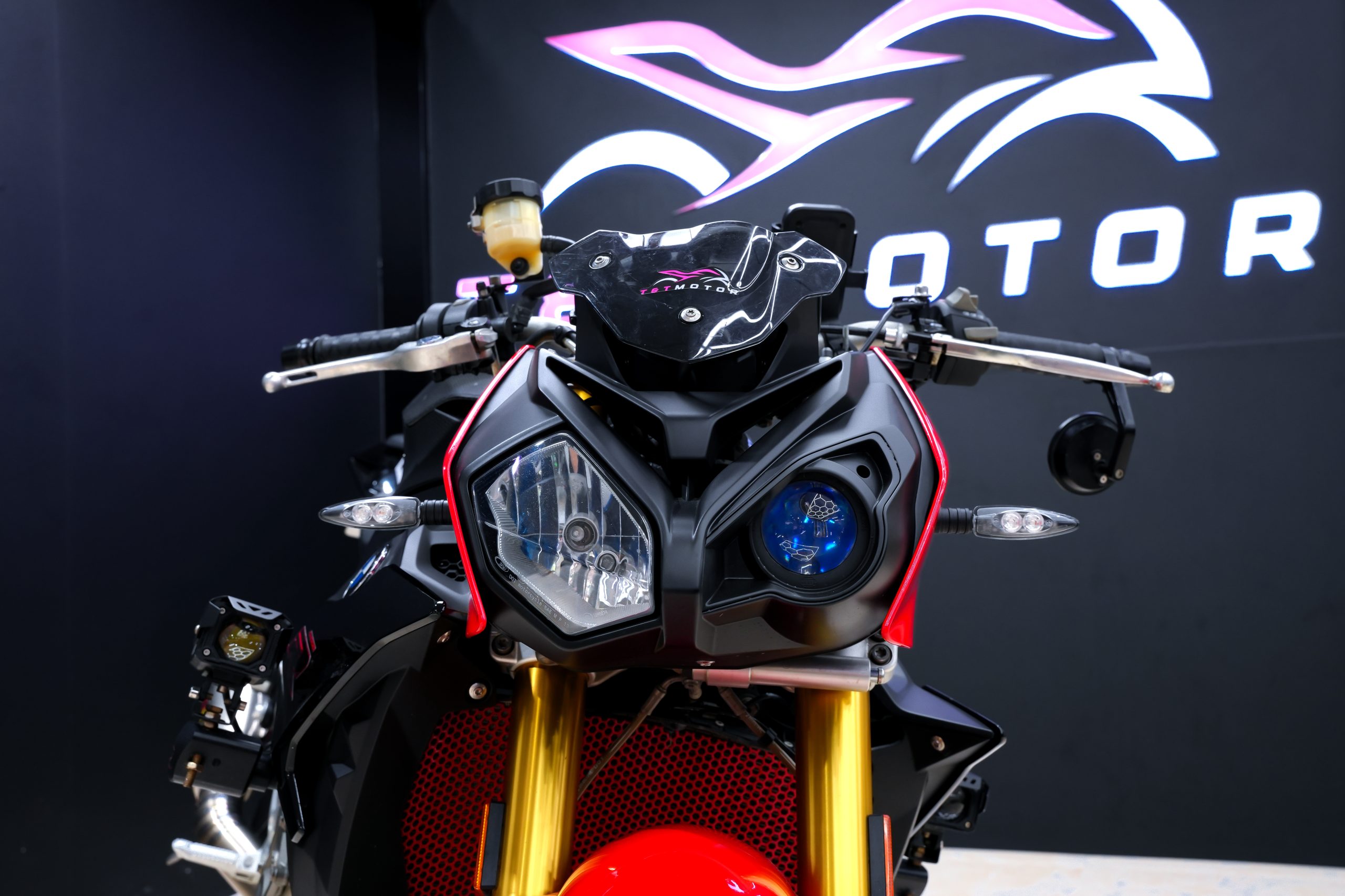 BMW S1000R mặt trước tại T&T Motor