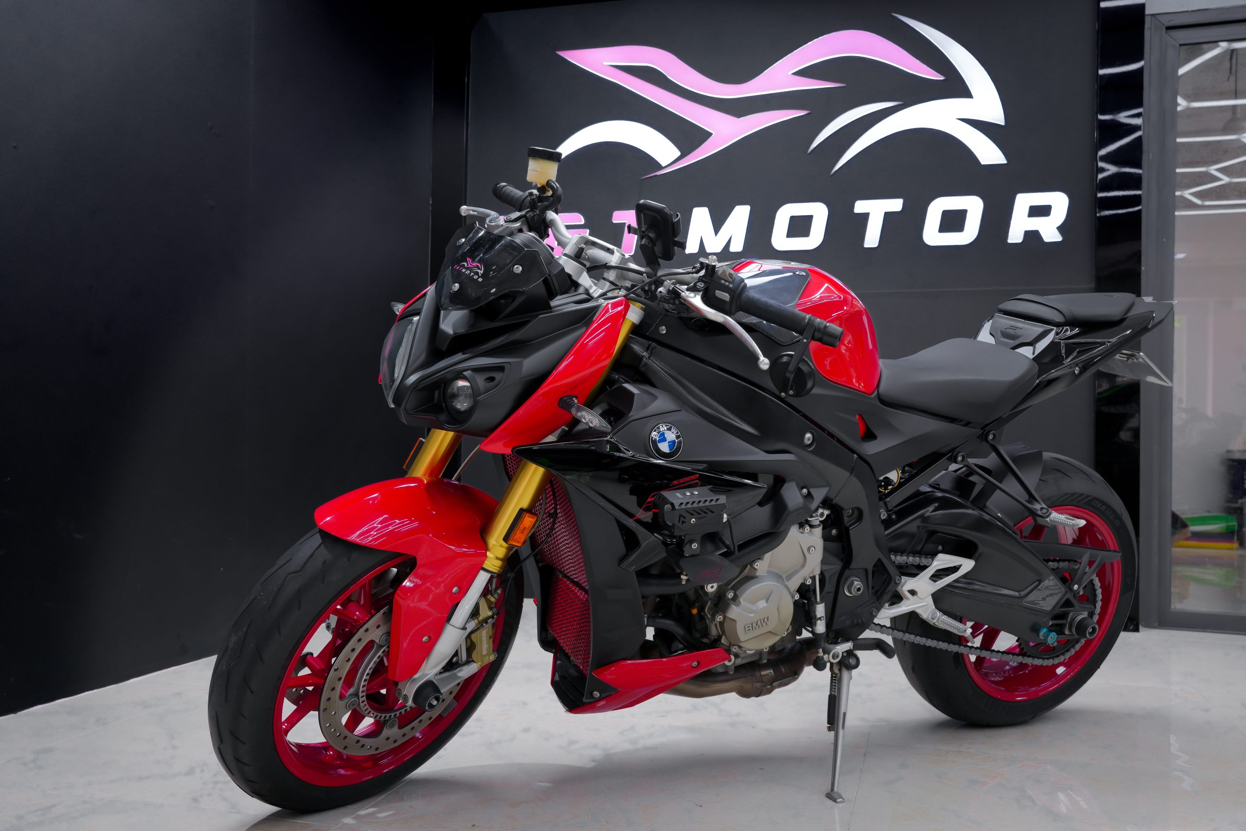 BMW S1000R góc ba phần tư tại T&T Motor