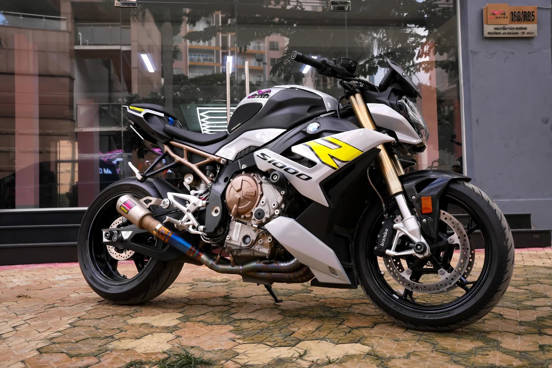 BMW S1000R 2023 góc 3/4 tại T&T Motor