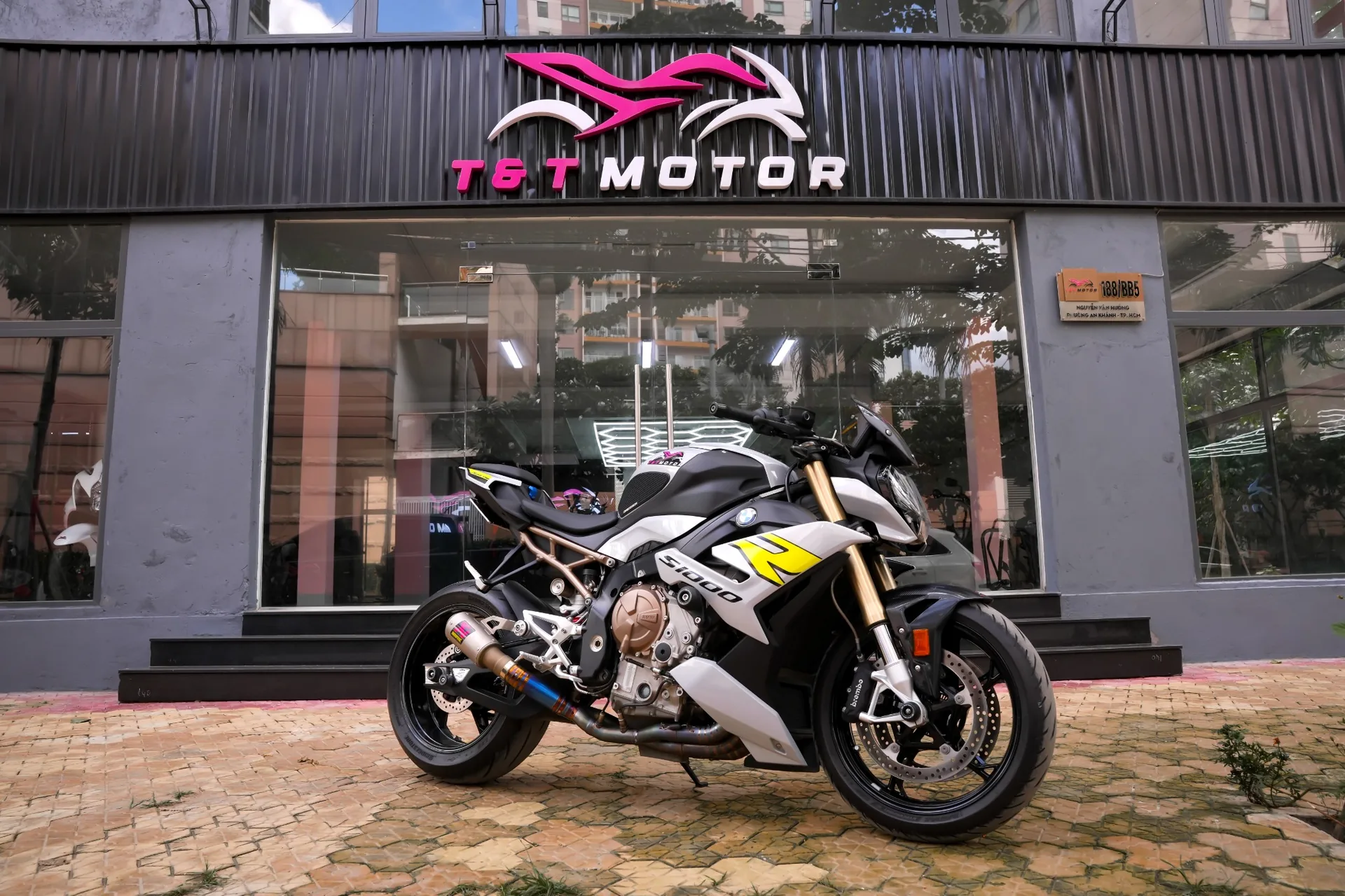 BMW S1000R 2023 trước showroom T&T Motor