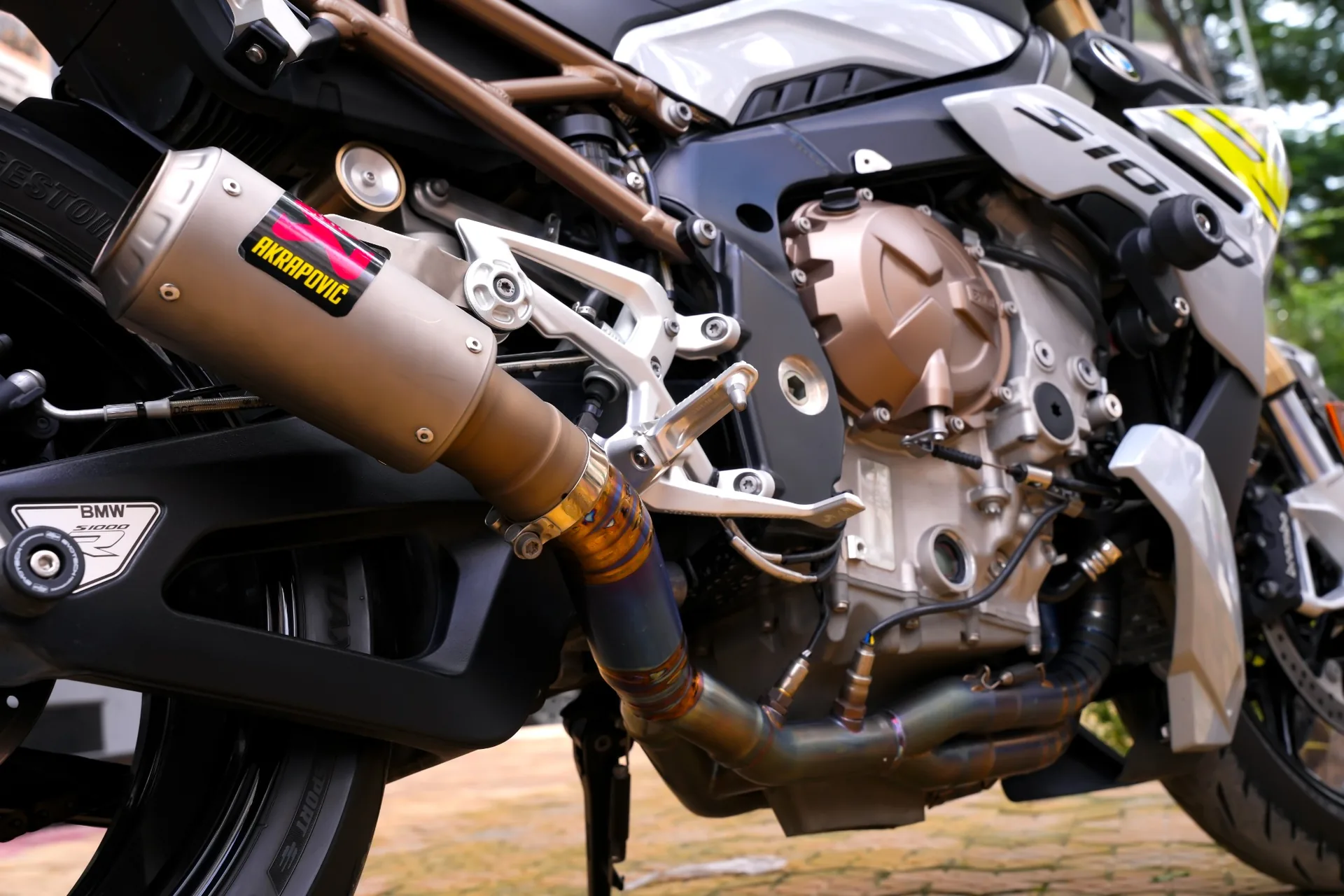 Pô Akrapovič trên BMW S1000R 2023