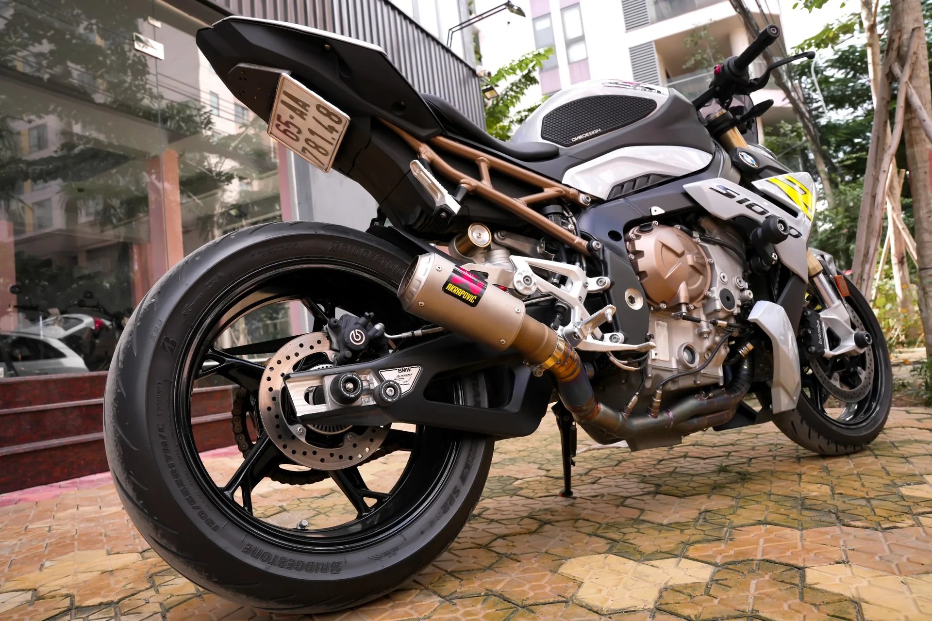 BMW S1000R 2023 góc sau 3/4