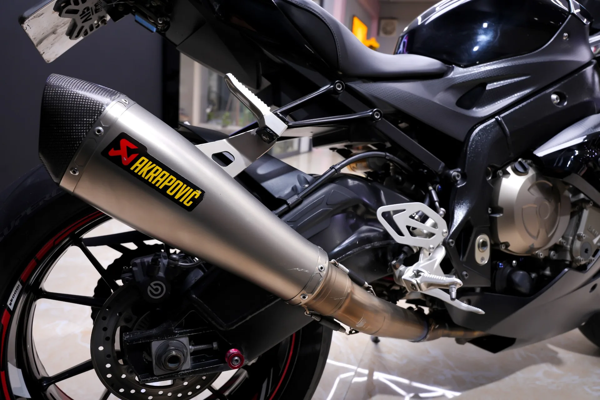 Ống xả gắn logo Akrapovič trên BMW S1000RR 2015 tại T&T Motor