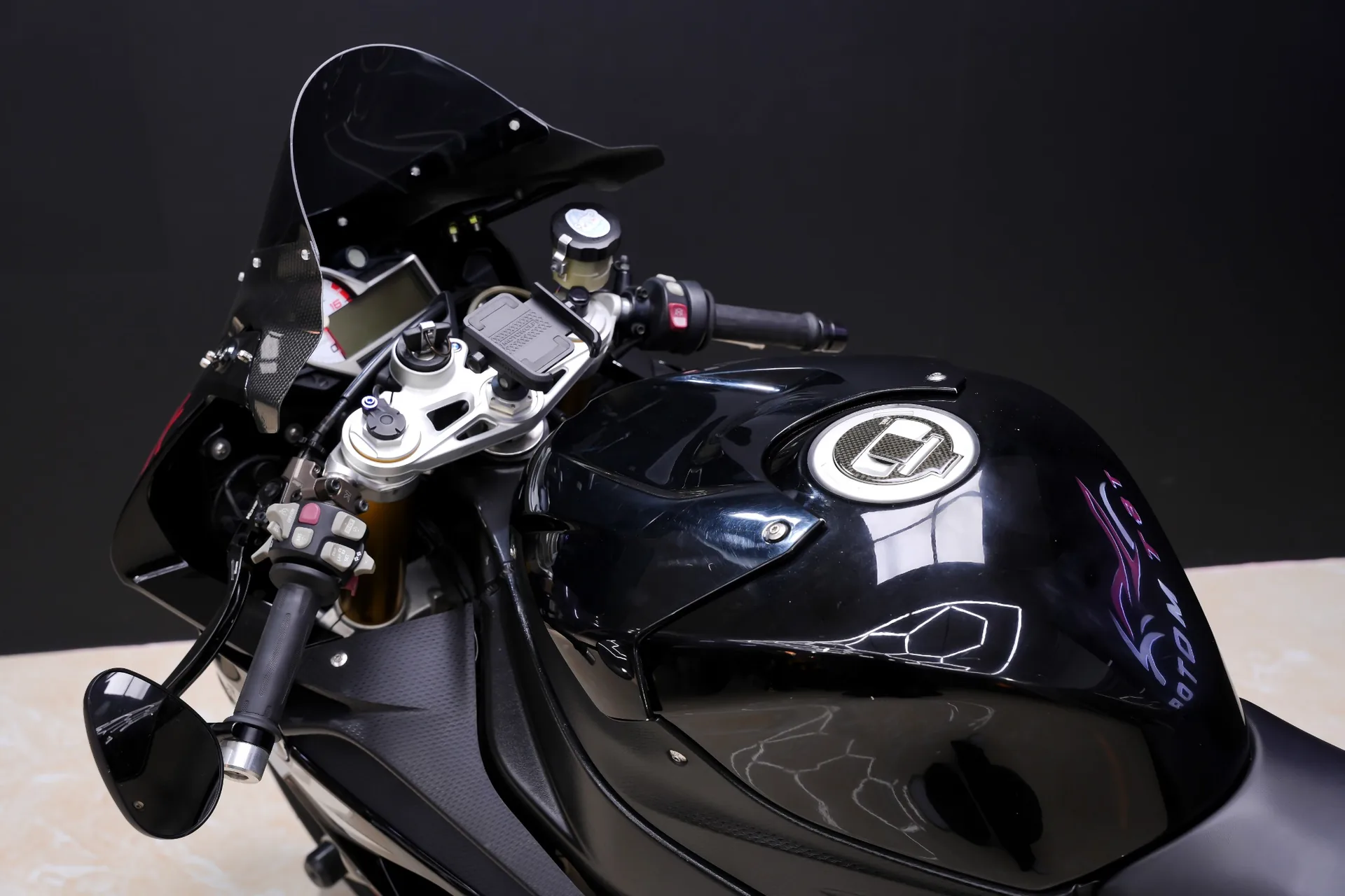 Bình xăng và cockpit BMW S1000RR 2015 tại T&T Motor