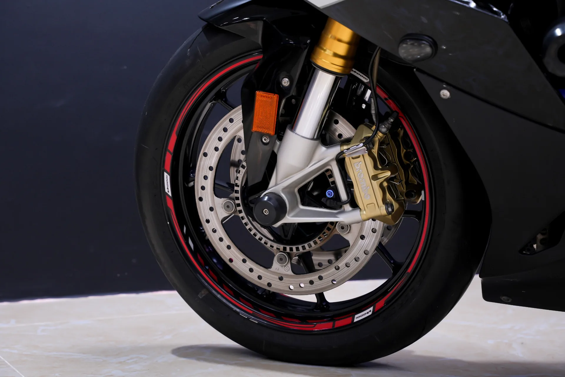 Cụm phanh Brembo và bánh trước BMW S1000RR 2015