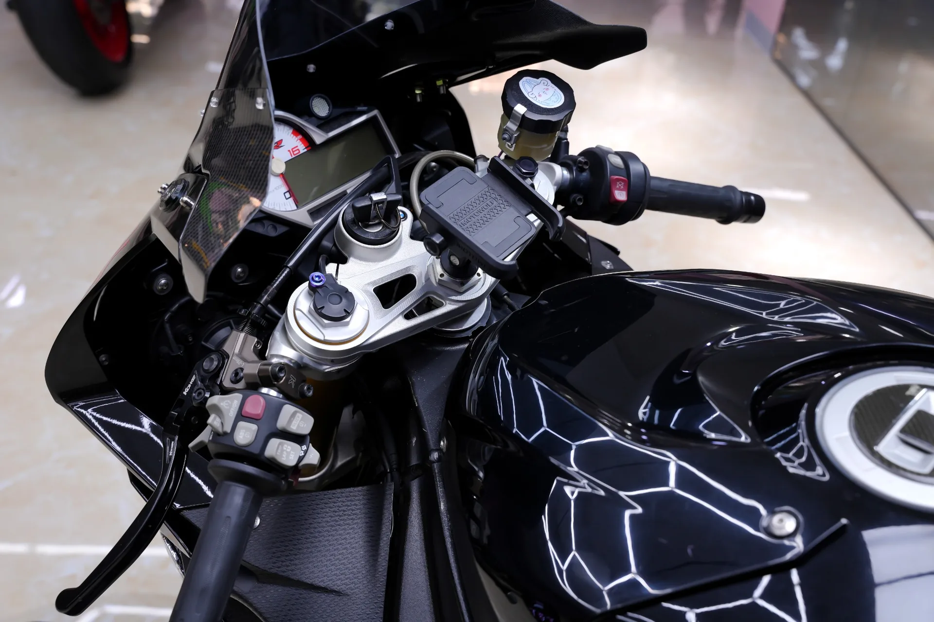Khoang lái và bình xăng BMW S1000RR 2015 Black Storm
