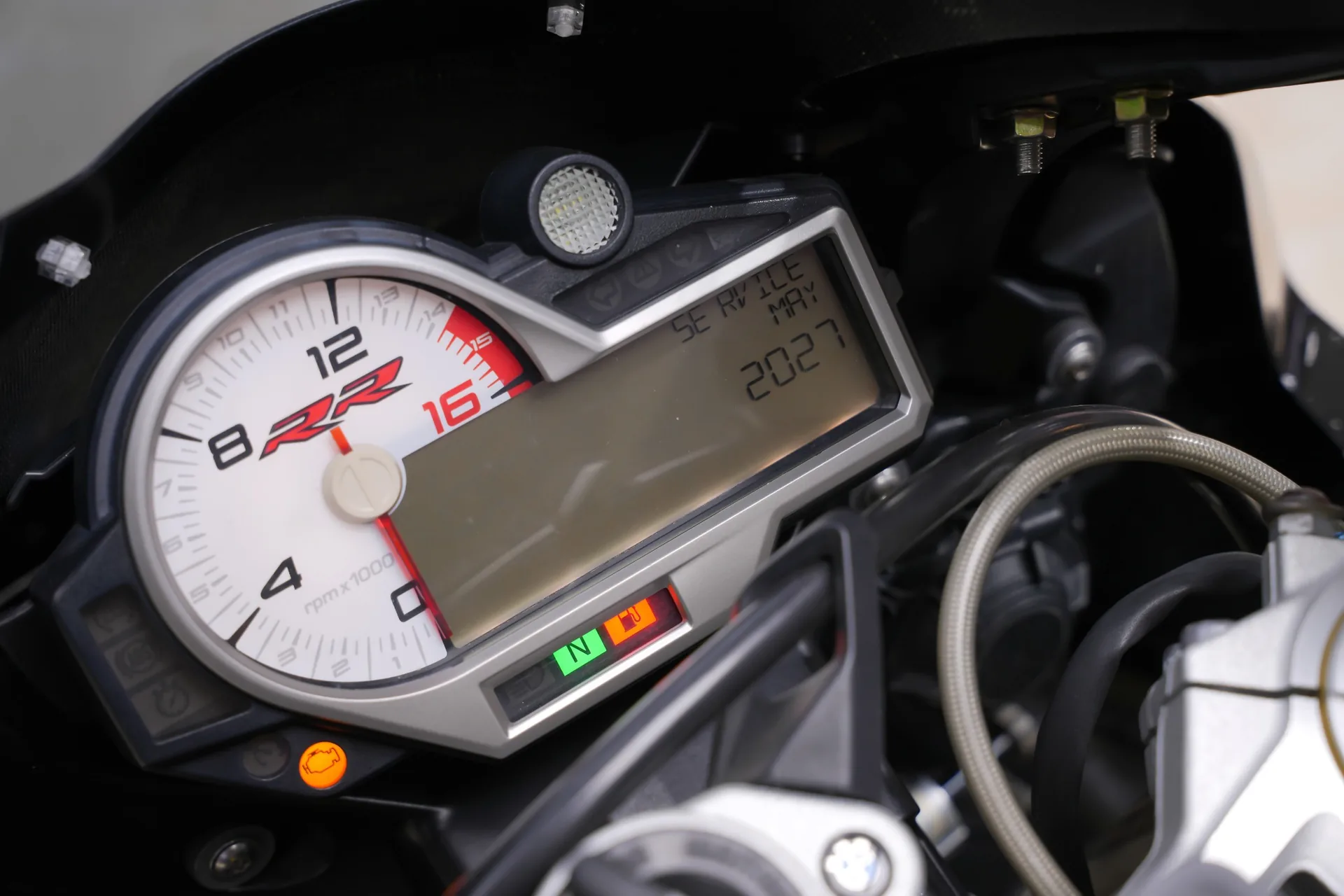 Đồng hồ BMW S1000RR 2015 hiển thị lịch service tháng 5 năm 2027