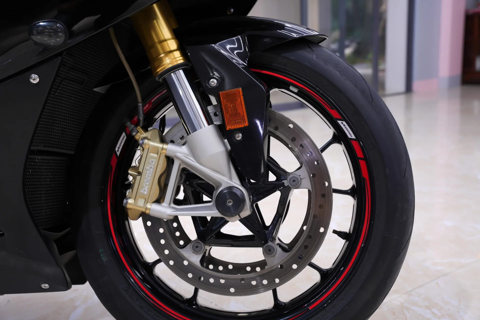 Phanh Brembo trước BMW S1000RR 2015 tại T&T Motor