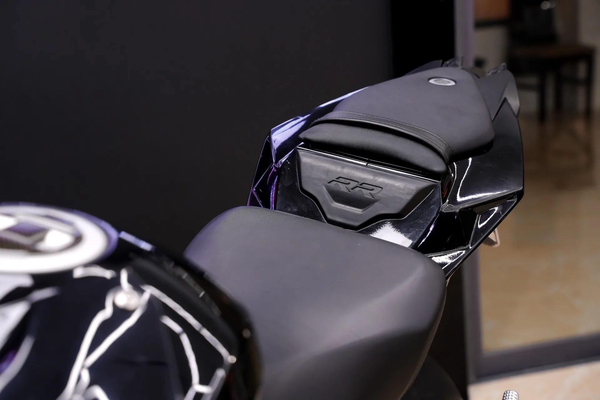 Yên và đuôi xe BMW S1000RR 2015 Black Storm
