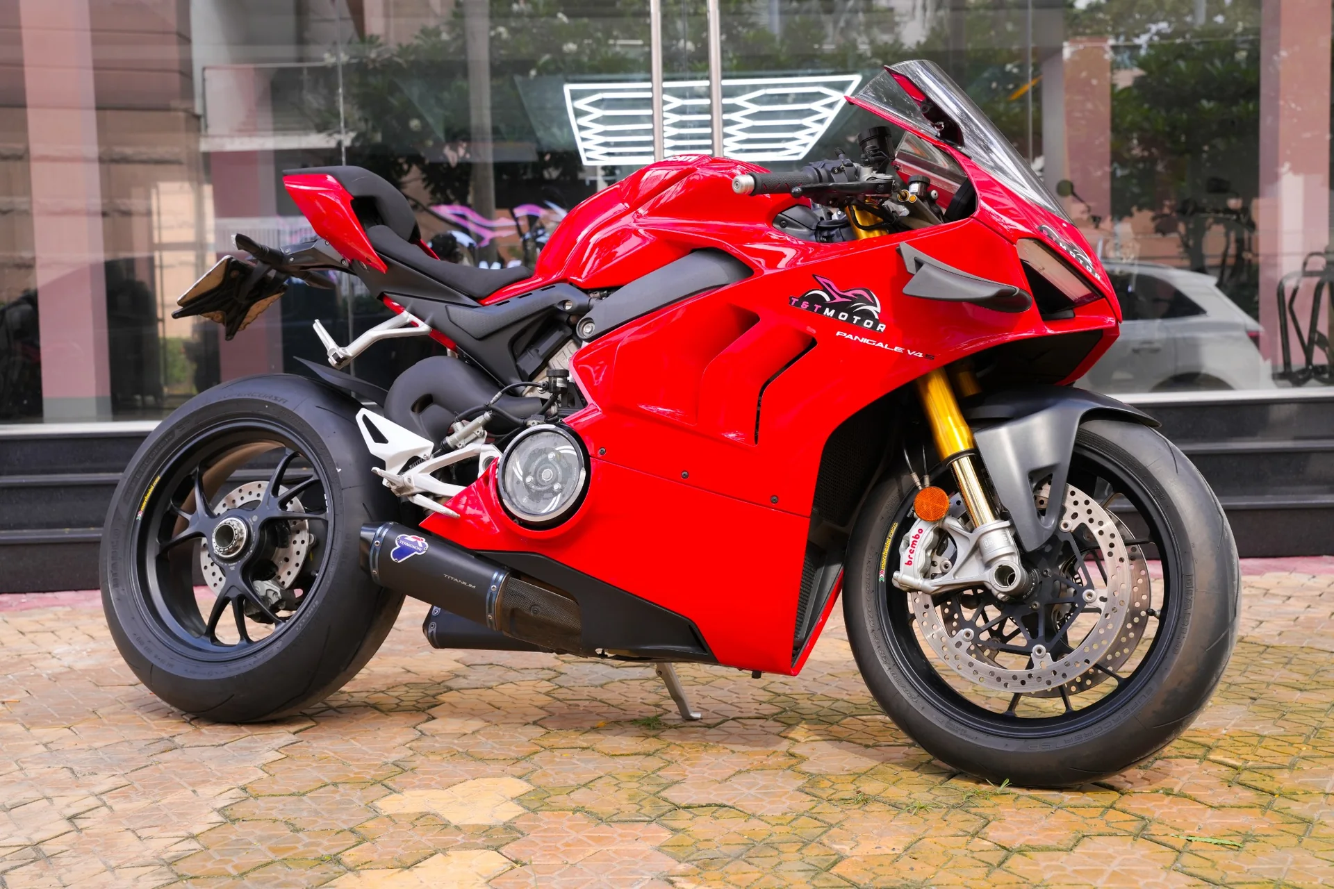 Ducati Panigale V4 S 2023 góc 3/4 bên phải