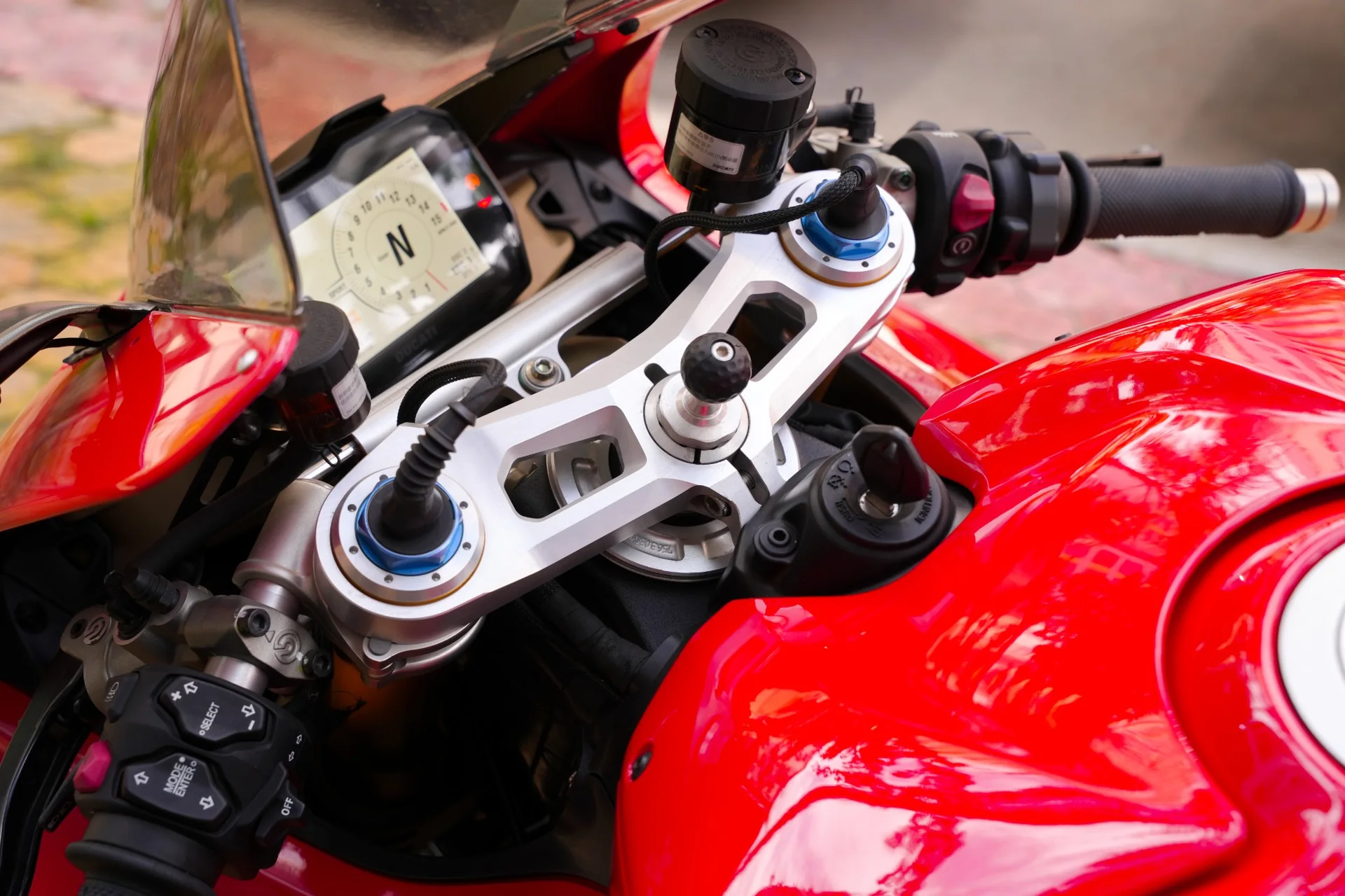 Đồng hồ TFT Ducati Panigale V4 S hiển thị ODO 1.999 km