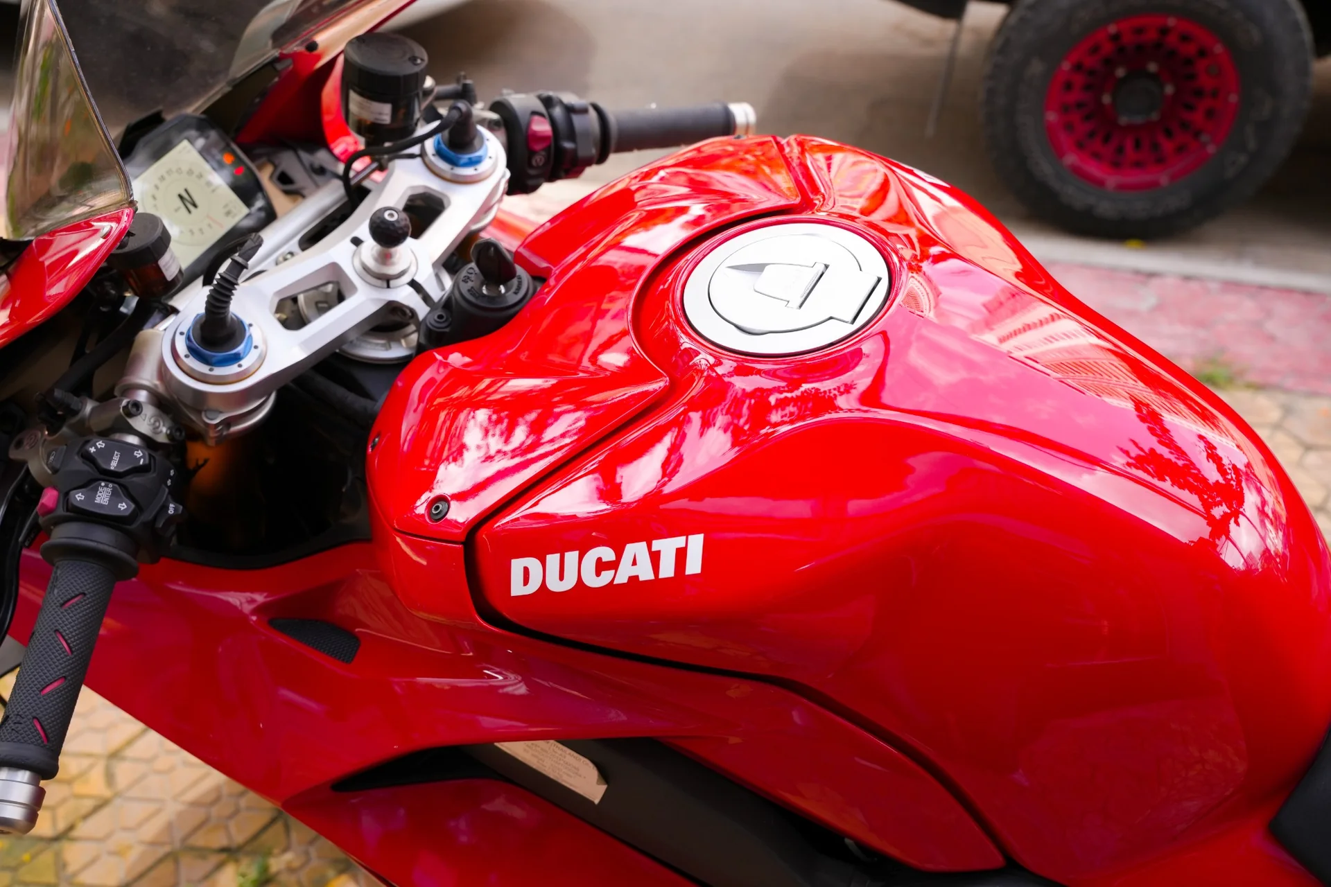 Cùm lái và chảng ba Ducati Panigale V4 S 2023