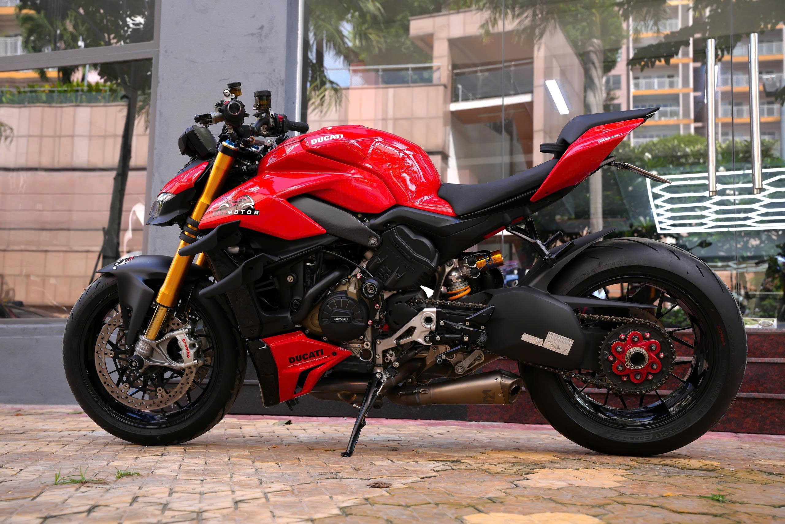 Ducati Streetfighter V4 S 2022 góc ngang thân xe