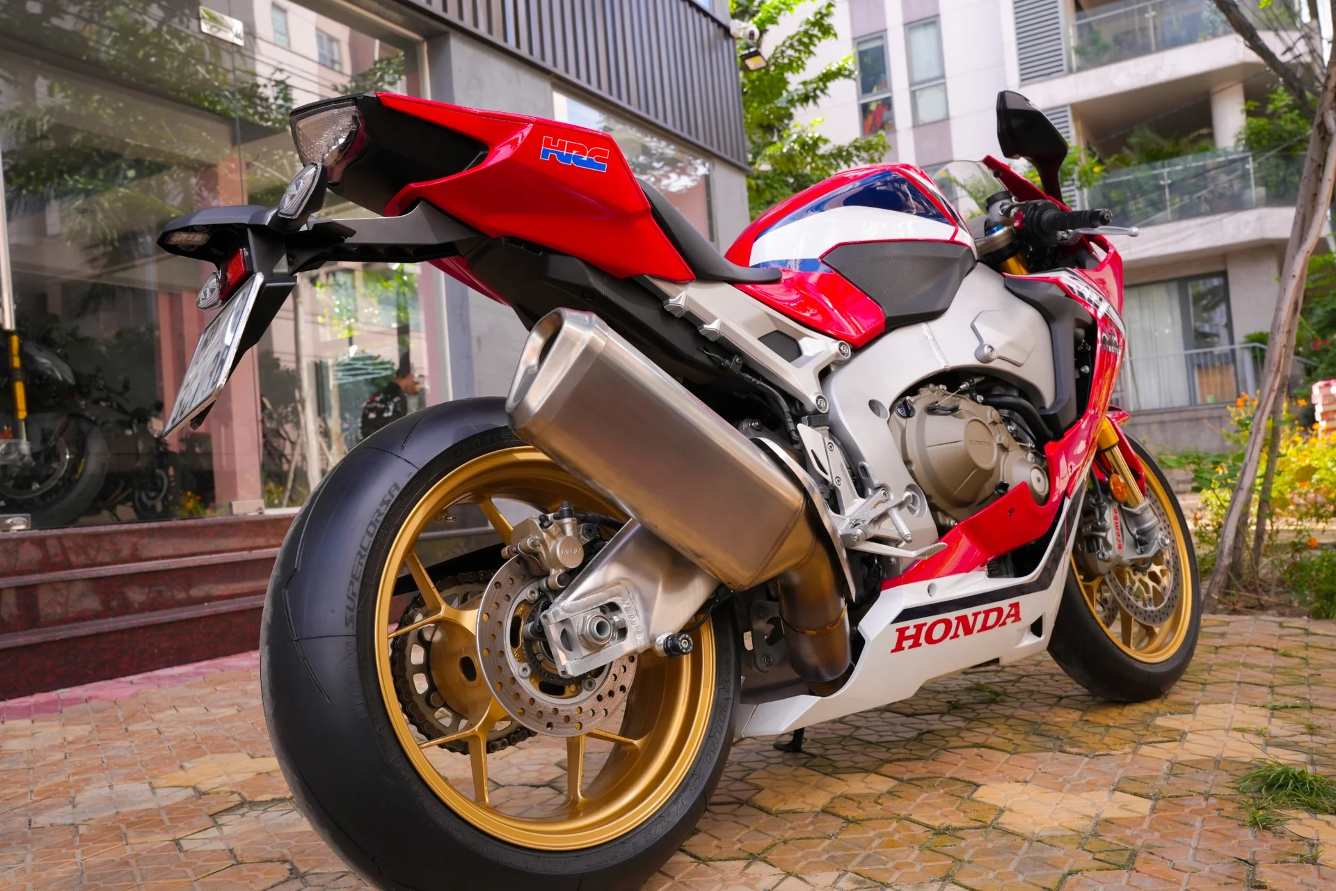 Honda CBR1000RR SP 2019 góc thấp phía sau