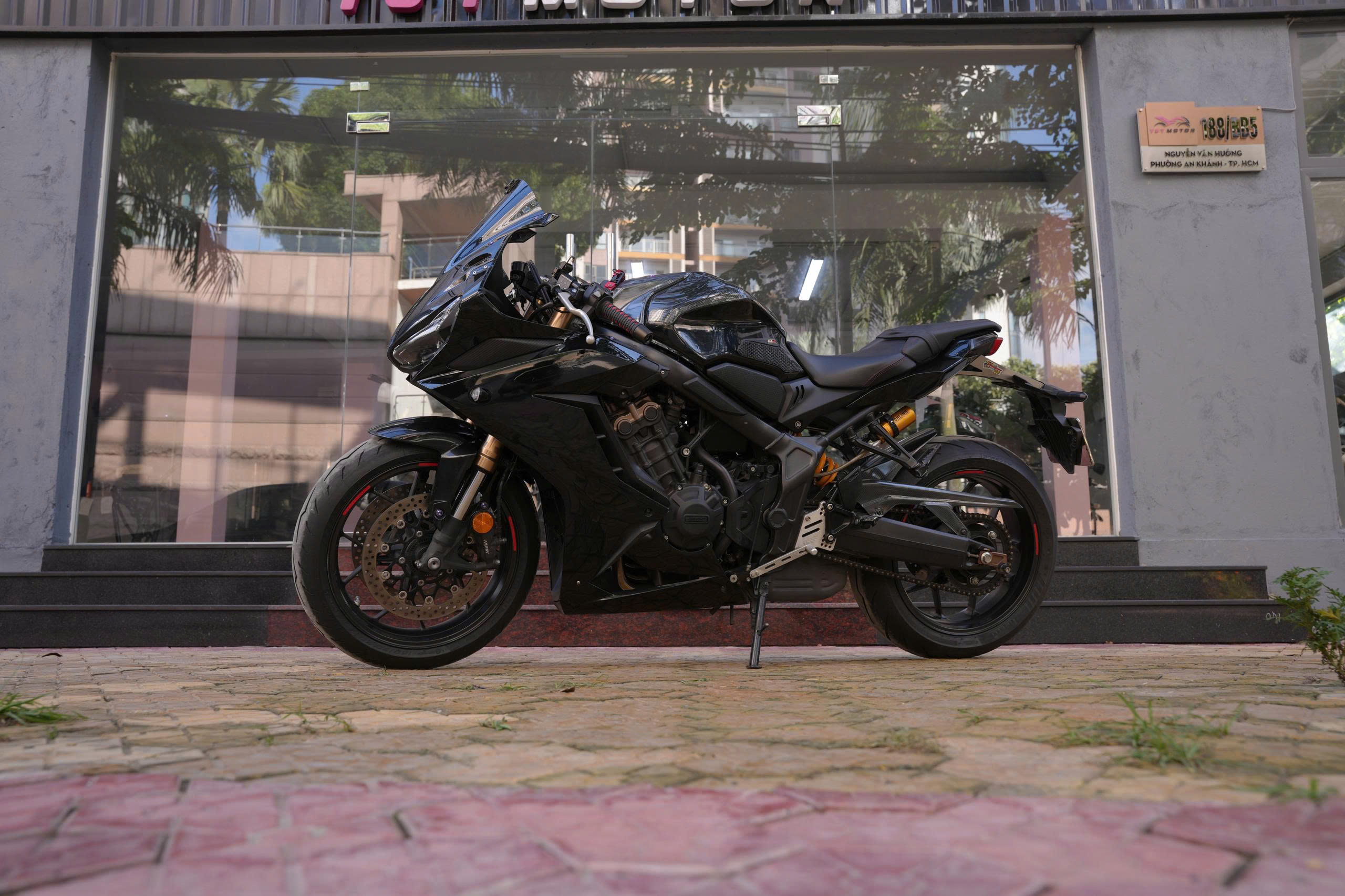 Honda CBR650R 2021 màu đen góc ngang