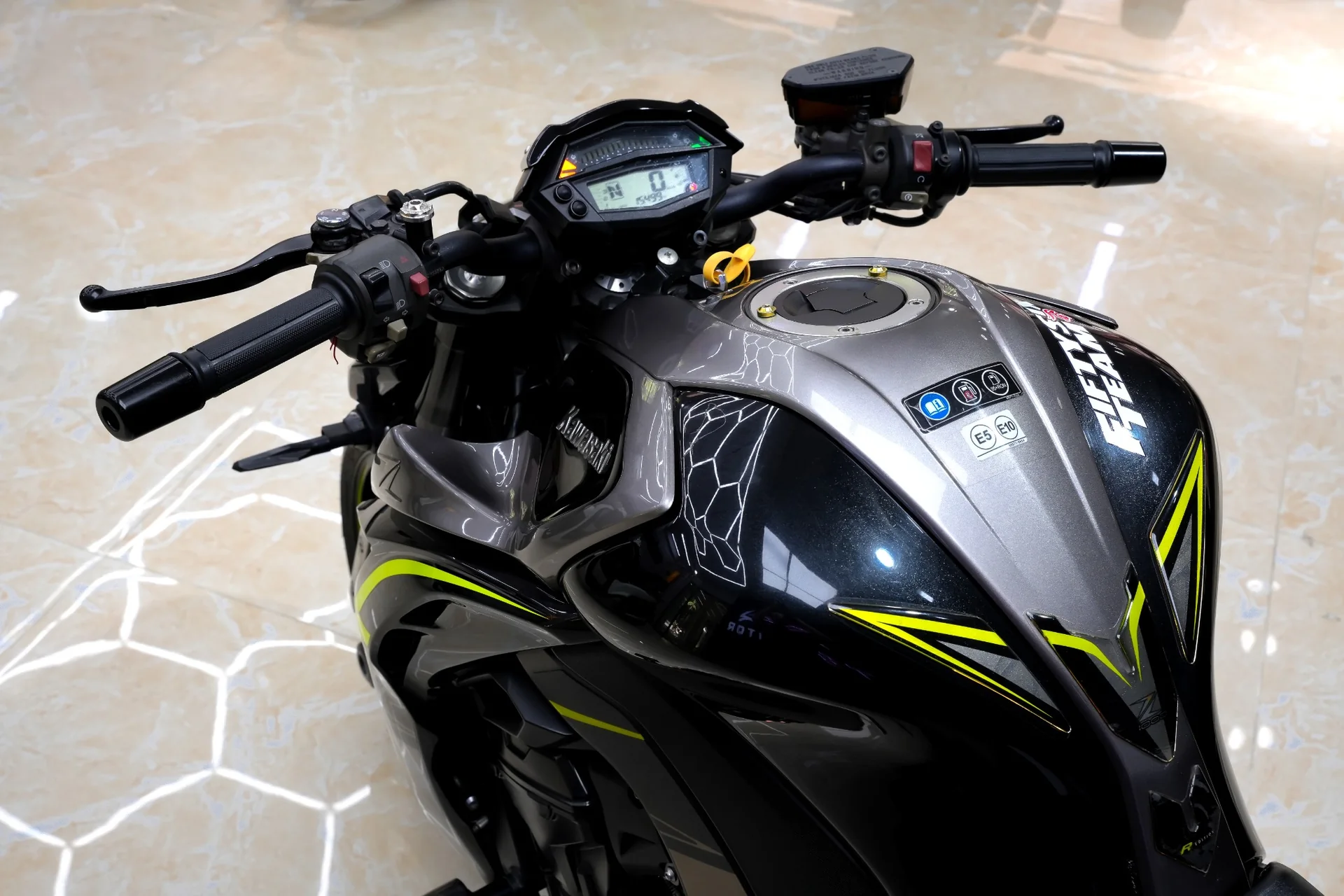 Bình xăng và cockpit Kawasaki Z1000 R Edition